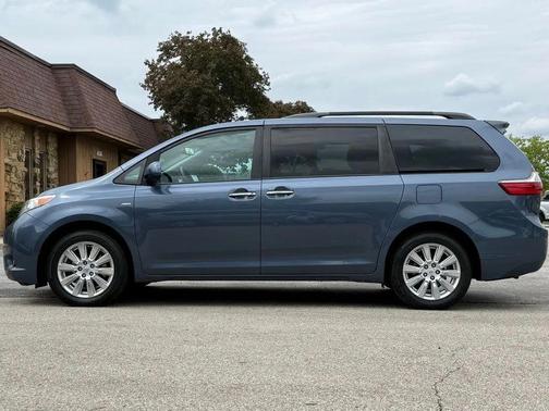 Shoreline Blue Pearl 2017 Toyota Sienna XLE