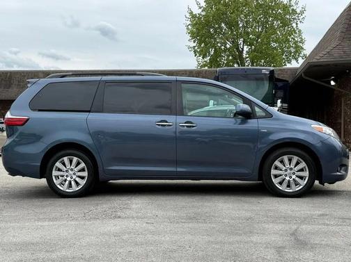Shoreline Blue Pearl 2017 Toyota Sienna XLE