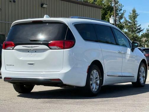 2018 Chrysler Pacifica Touring-L