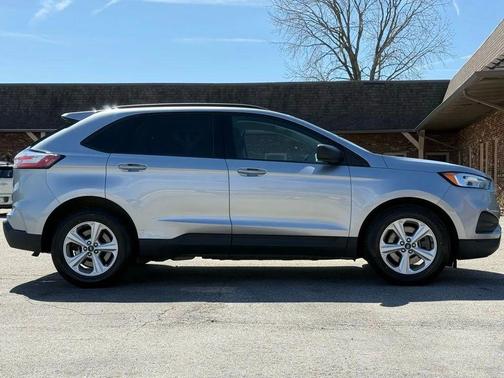Iconic Silver Metallic 2021 Ford Edge SE