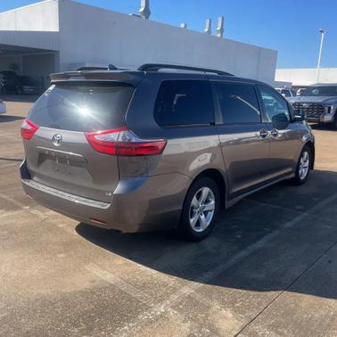 2020 Toyota Sienna LE