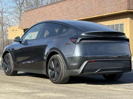 2026 Tesla Model Y Premium Rear-Wheel Drive