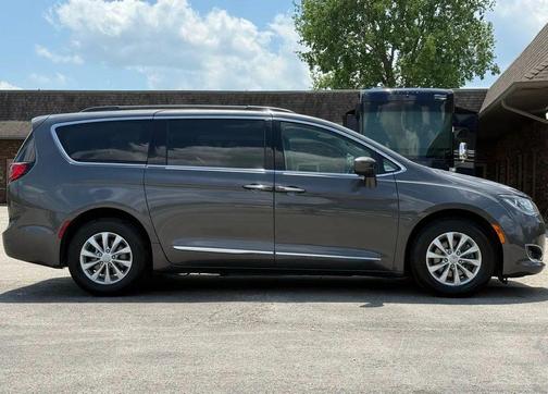 Granite Crystal Metallic Clearcoat 2017 Chrysler Pacifica Touring-L