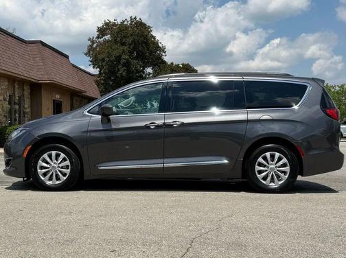Granite Crystal Metallic Clearcoat 2017 Chrysler Pacifica Touring-L