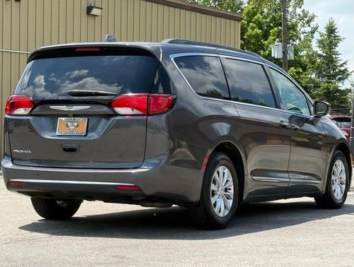 Granite Crystal Metallic Clearcoat 2017 Chrysler Pacifica Touring-L