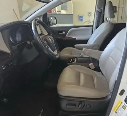 Blizzard Pearl 2018 Toyota Sienna Limited Premium