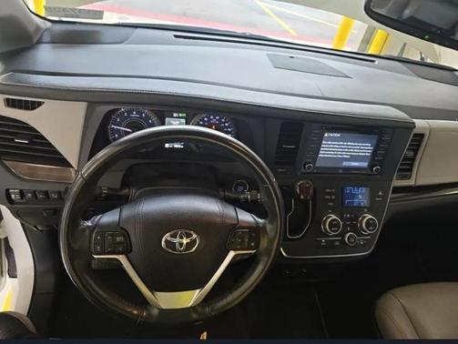 Blizzard Pearl 2018 Toyota Sienna Limited Premium