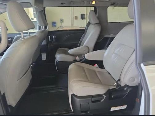 Blizzard Pearl 2018 Toyota Sienna Limited Premium