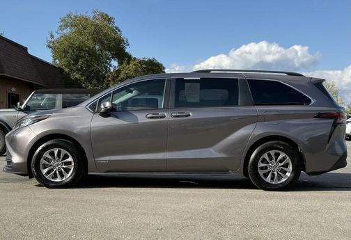 2021 Toyota Sienna LE