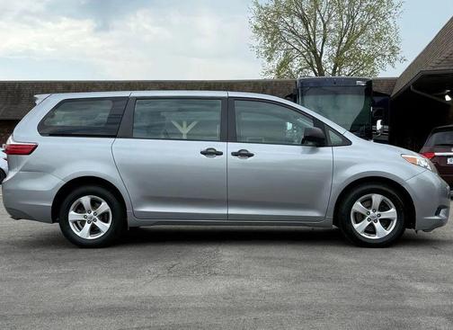 Silver Sky Metallic 2017 Toyota Sienna SE