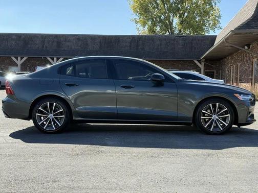 2022 Volvo S60 T5 Momentum