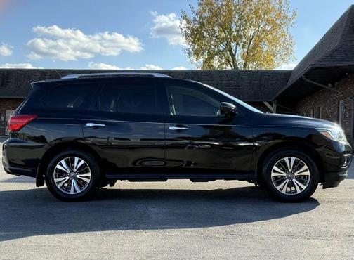 2017 Nissan Pathfinder SL