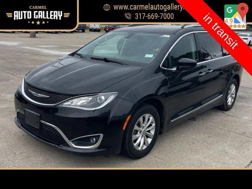 Brilliant Black Crystal Pearlcoat 2018 Chrysler Pacifica Touring-L