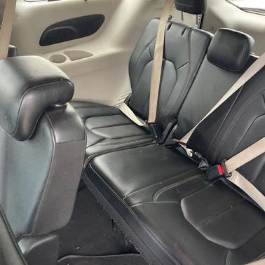Brilliant Black Crystal Pearlcoat 2018 Chrysler Pacifica Touring-L