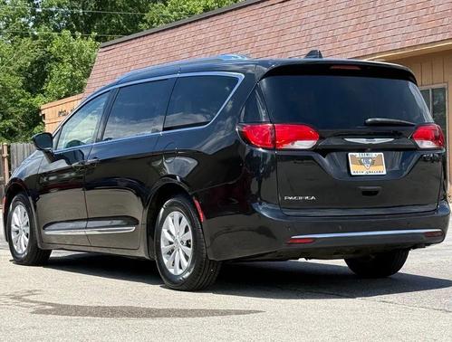 Brilliant Black Crystal Pearlcoat 2018 Chrysler Pacifica Touring-L