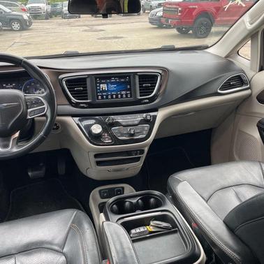 Brilliant Black Crystal Pearlcoat 2018 Chrysler Pacifica Touring-L