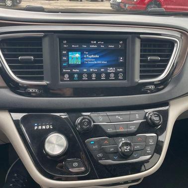 Brilliant Black Crystal Pearlcoat 2018 Chrysler Pacifica Touring-L