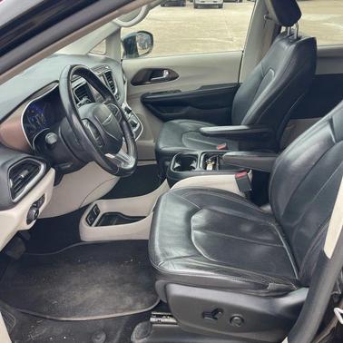 Brilliant Black Crystal Pearlcoat 2018 Chrysler Pacifica Touring-L