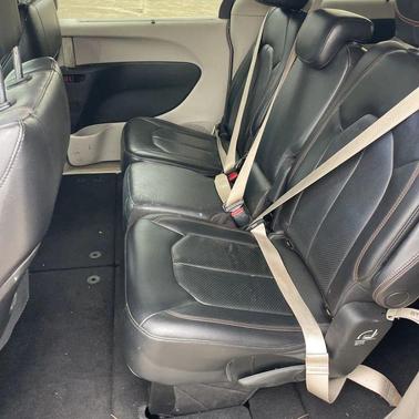 Brilliant Black Crystal Pearlcoat 2018 Chrysler Pacifica Touring-L