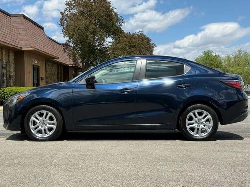 Abyss 2018 Toyota Yaris iA Base