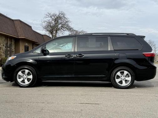 2017 Toyota Sienna LE