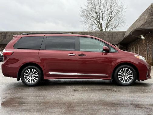 2018 Toyota Sienna XLE