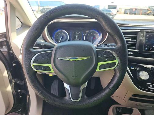 Brilliant Black Crystal Pearlcoat 2021 Chrysler Voyager L