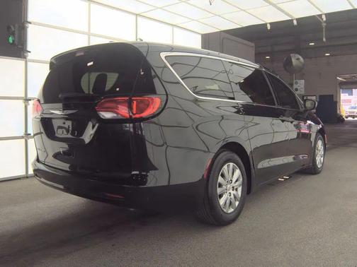 Brilliant Black Crystal Pearlcoat 2021 Chrysler Voyager L