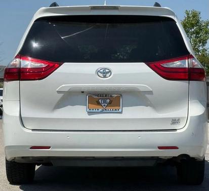 Blizzard Pearl 2019 Toyota Sienna XLE Premium