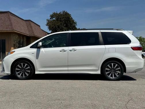 Blizzard Pearl 2019 Toyota Sienna XLE Premium