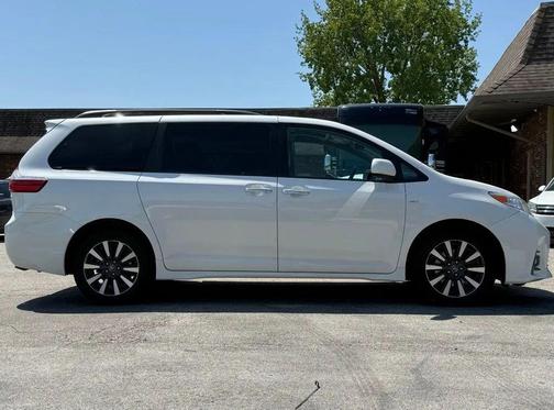 Blizzard Pearl 2019 Toyota Sienna XLE Premium