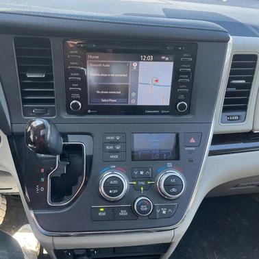 Blizzard Pearl 2019 Toyota Sienna XLE Premium