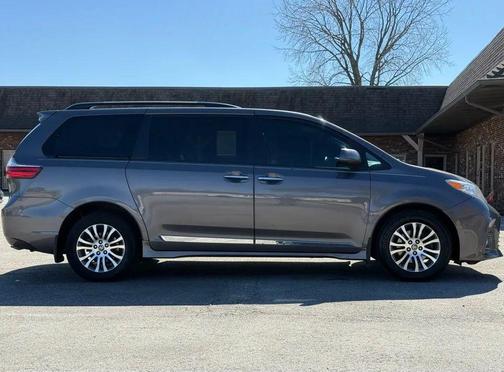 2020 Toyota Sienna XLE
