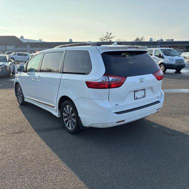 2020 Toyota Sienna LE