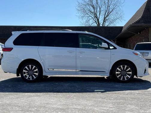 2020 Toyota Sienna LE