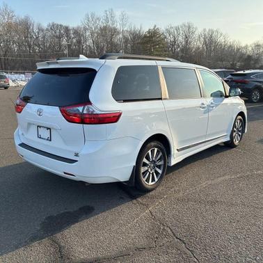2020 Toyota Sienna LE