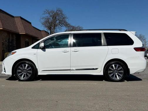 2020 Toyota Sienna LE