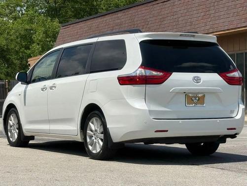 Blizzard Pearl 2017 Toyota Sienna XLE