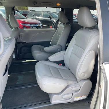 Blizzard Pearl 2017 Toyota Sienna XLE
