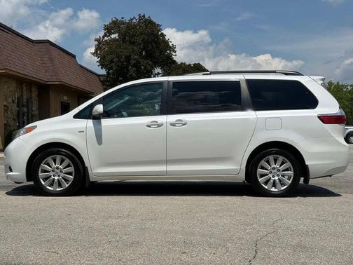 Blizzard Pearl 2017 Toyota Sienna XLE