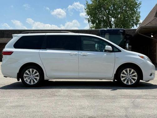 Blizzard Pearl 2017 Toyota Sienna XLE