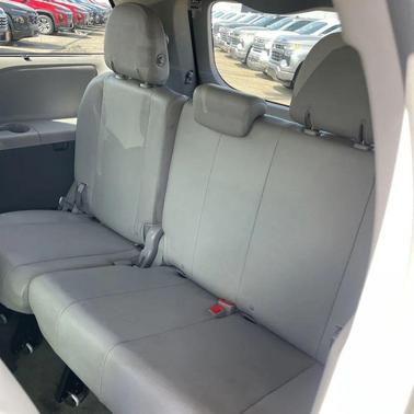 Blizzard Pearl 2017 Toyota Sienna XLE