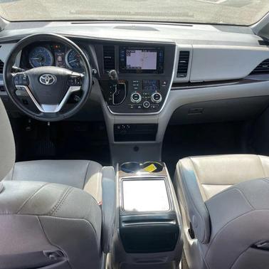 Blizzard Pearl 2017 Toyota Sienna XLE