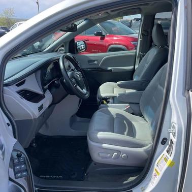 Blizzard Pearl 2017 Toyota Sienna XLE