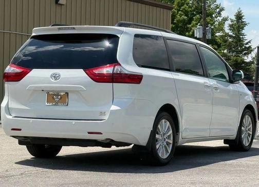 Blizzard Pearl 2017 Toyota Sienna XLE