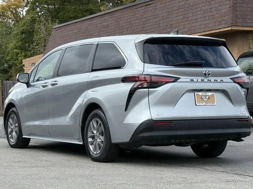 2021 Toyota Sienna LE