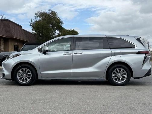 2021 Toyota Sienna LE