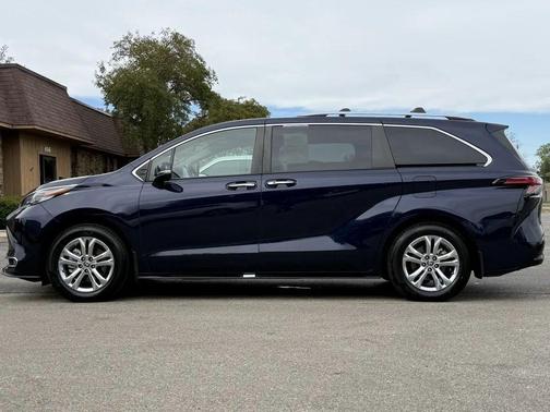 2022 Toyota Sienna Platinum