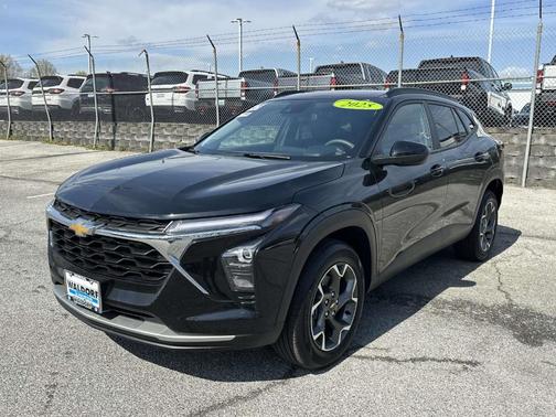 Mosaic Black Metallic 2025 Chevrolet Trax LT