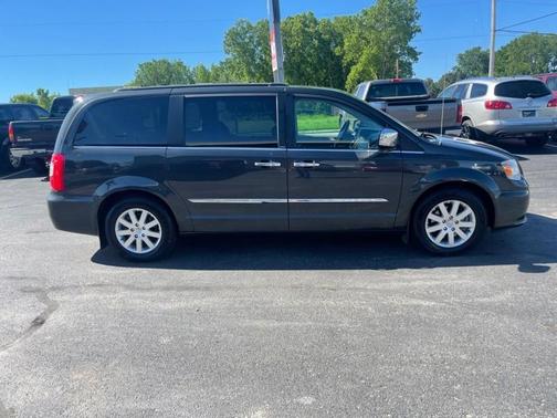 Photo 5 of 21 of 2012 Chrysler Town & Country Touring-L